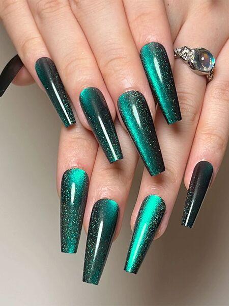 Emerald Glow Green Nails